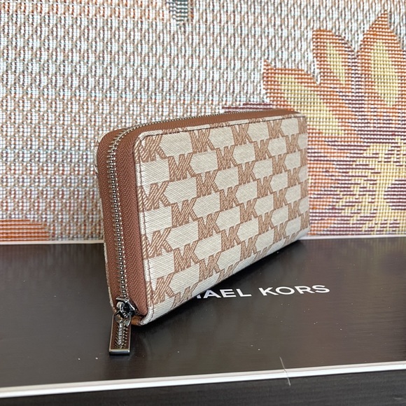 Michael Kors Men’s Women’s Cooper Tech Zip Around Continental Wallet
Cream Multi - Picture 10 of 16